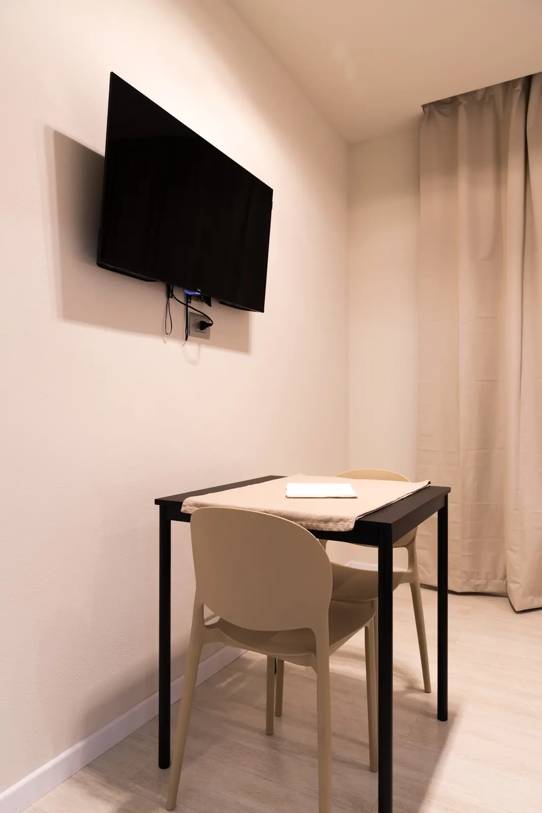 Minghetti Studio Small — Zona tavolo